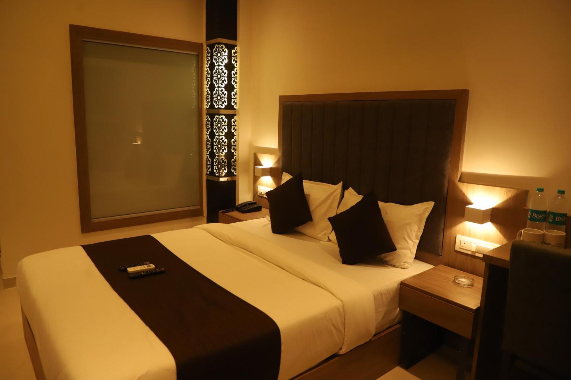 Hotel Sai Pritam Mumbai Exteriör bild